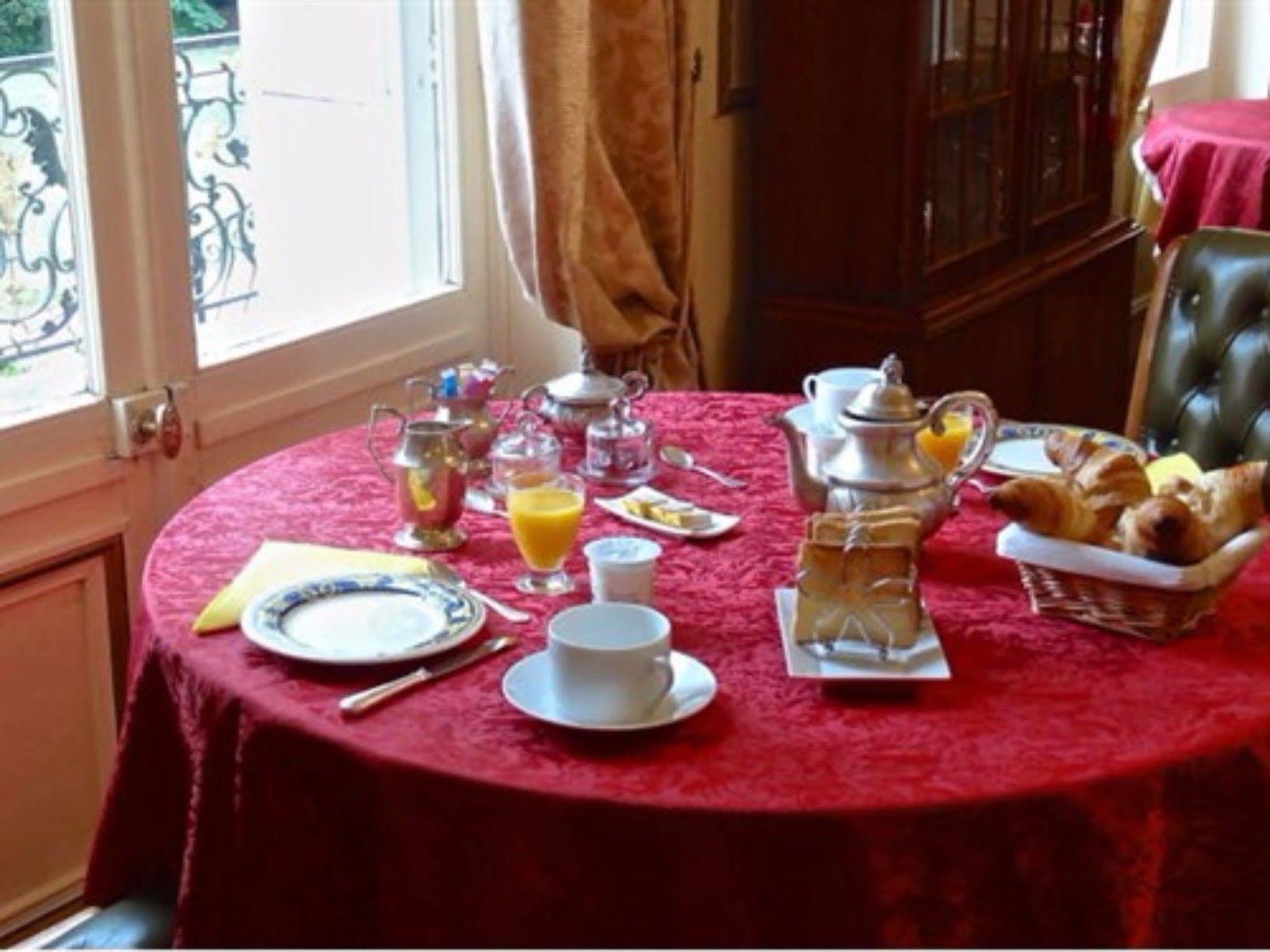 Bed and Breakfast Chateau Les Vallees Tournon-Saint-Pierre Екстер'єр фото